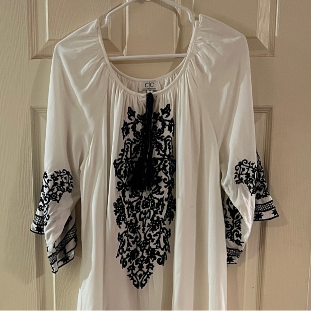 Chic Connections plus size 1X White and Blue Embroidered Tunic Dress
